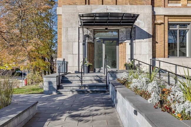 Building Photo - 880 Rue Père-Marquette