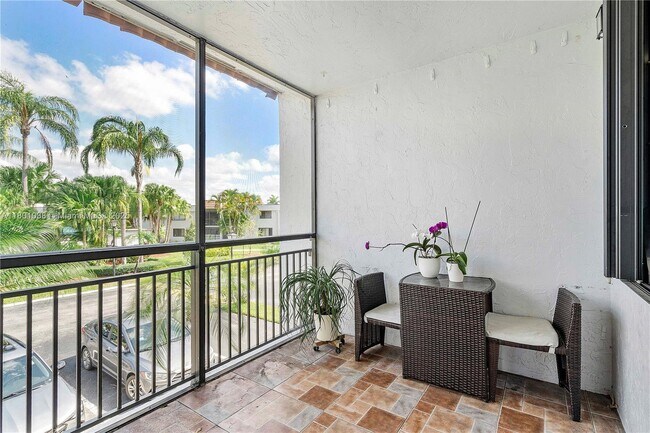 Foto del edificio - 290 Racquet Club Rd
