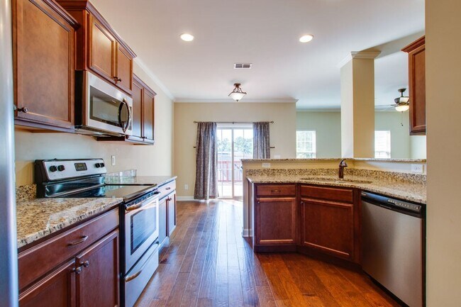 Foto del edificio - Fantastic brick home located just minutes ...