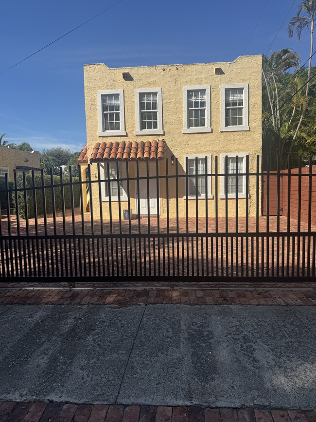 gated entrance - 2011 Lake Ave