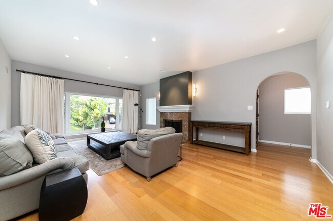 Foto del edificio - 1358 Holmby Ave