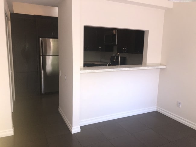 bar area/kitchen - 1655 Greenfield Ave