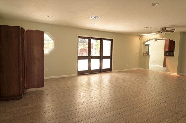 Foto del edificio - 9810 Cliffwood Dr