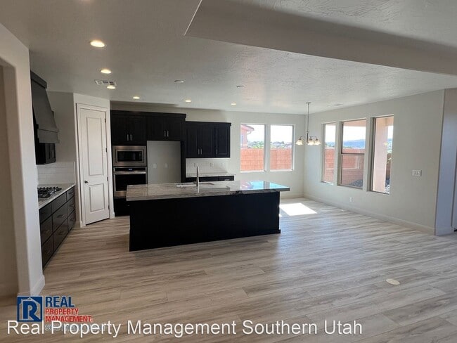 Building Photo - 3 br, 2.5 bath House - 31 W Camimo Oso Dr