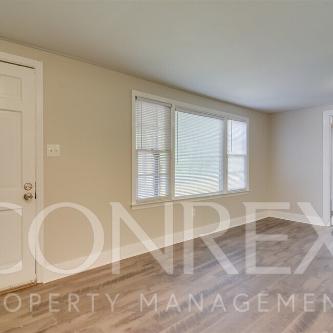 Building Photo - Charming Three Bedroom