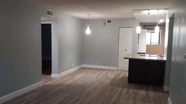 Building Photo - 3500 Gateway Dr
