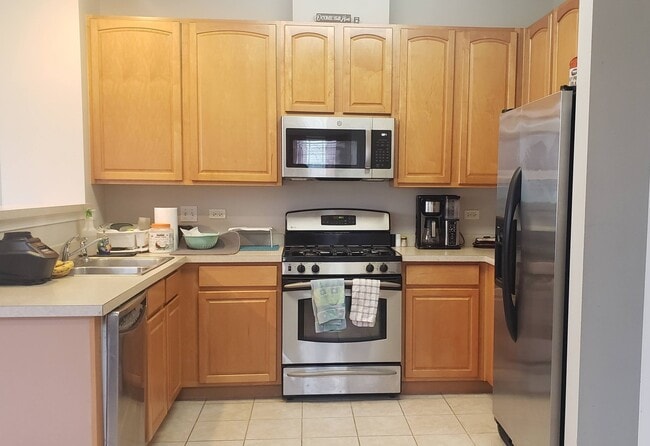 Building Photo - 2402 Claremont Ln