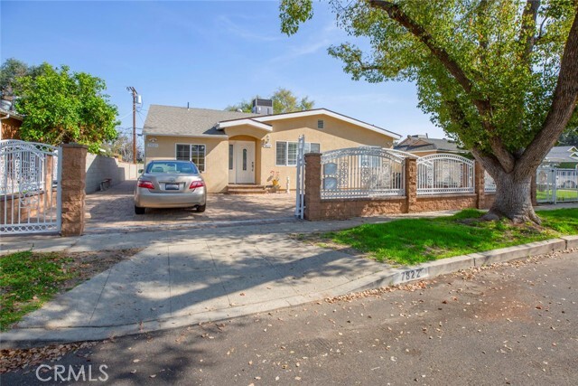 Primary Photo - 7822 Hazeltine Ave