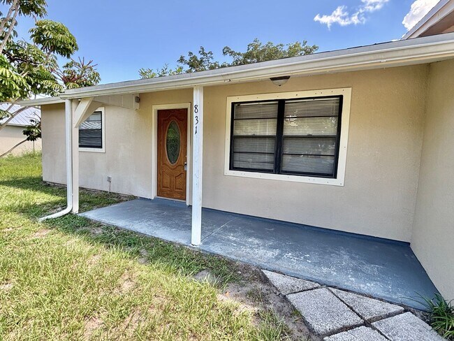 Foto del edificio - 3BR 1BA Annual Unfurnished Rental Availabl...