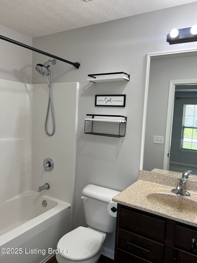 Foto del edificio - 220 Meadowcrest Dr