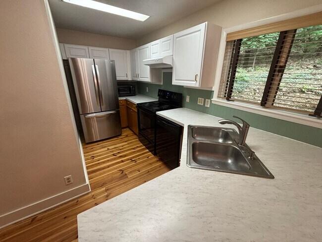 Building Photo - Gorgeous 3-Bedroom, 2-Bathroom Single Fami...