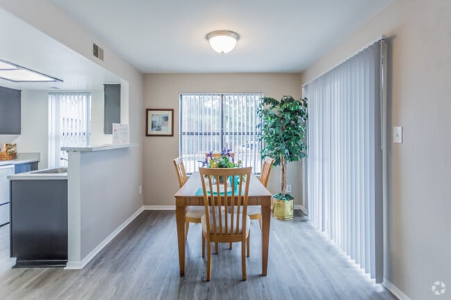 2 BR, 2 BA - 986SF - The Boulevard