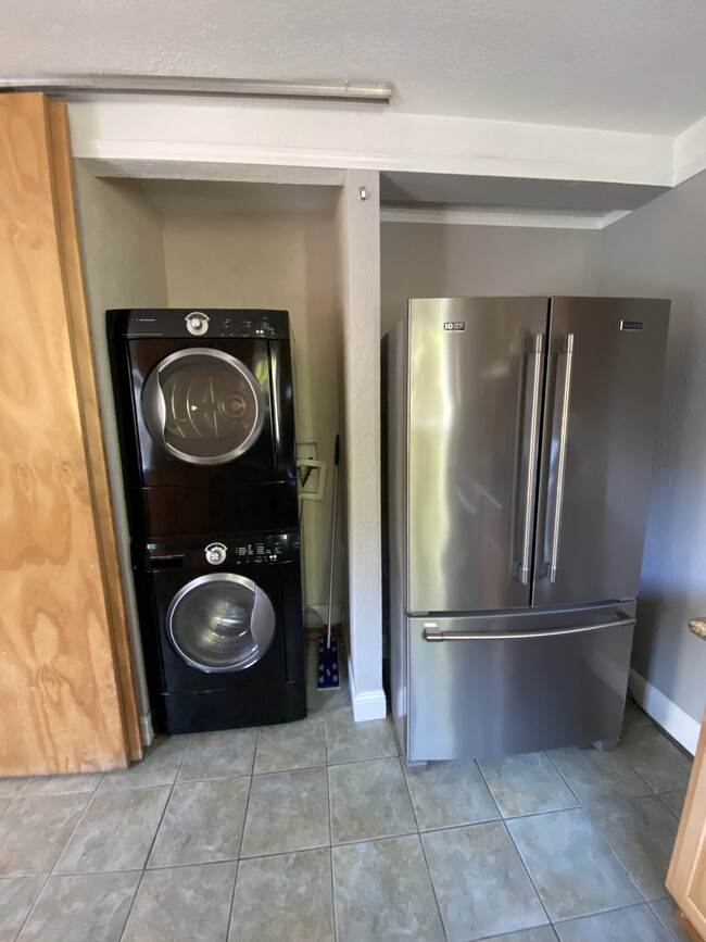 In unit W/D hooks-ups. The Washer Dryer is available for purchase for $1.00.. - 1486 Innes Avenue