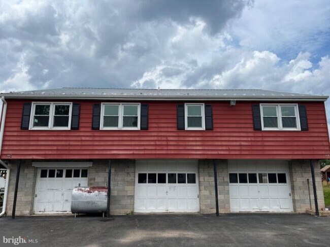 Building Photo - 977 Erie Rd