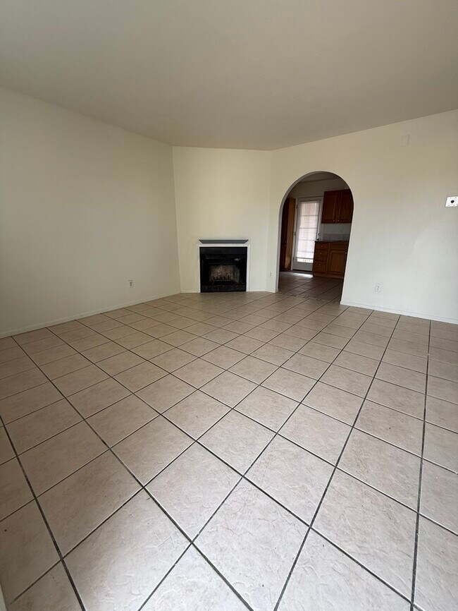 Building Photo - Townhome For Rent