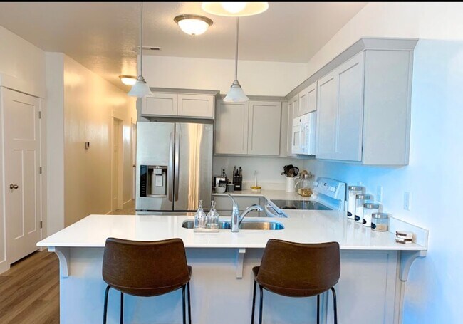 Building Photo - Beautiful 3 bedroom 2 Bathroom Condo *Inte...