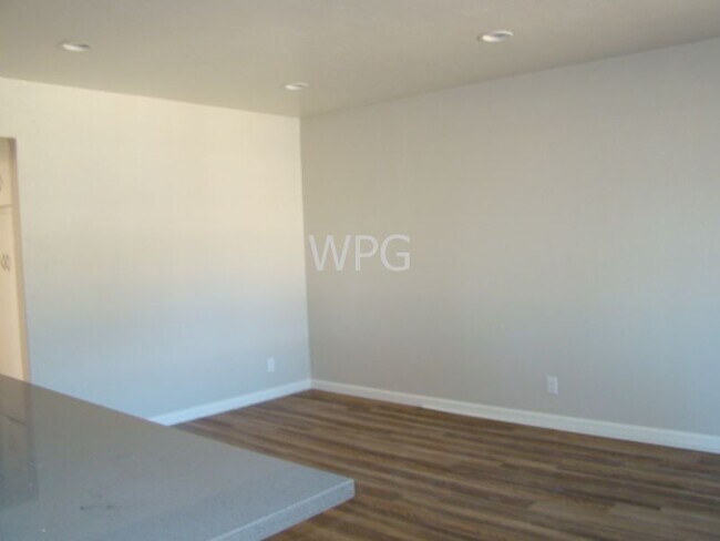 Building Photo - 557 Troy Dr