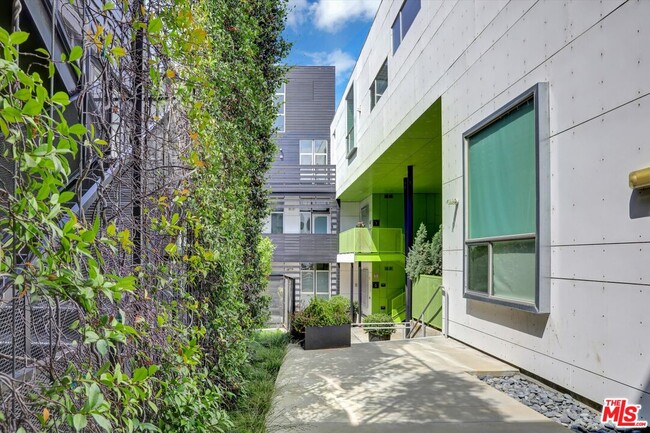 Building Photo - 825 Kings Rd