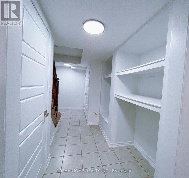 Photo du bâtiment - 651 Laking Terrace