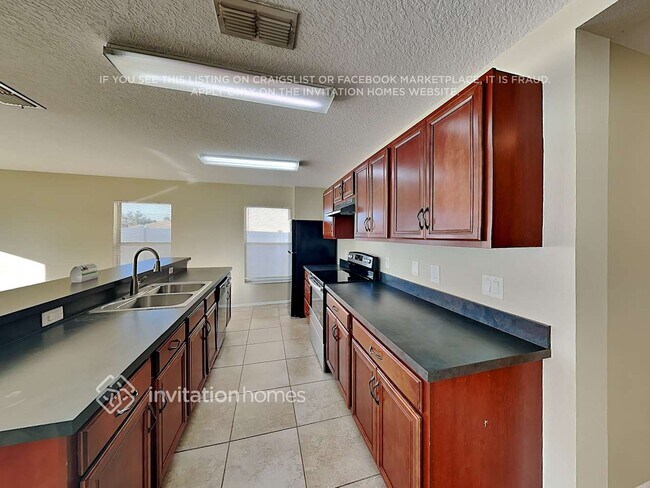 Foto del edificio - 3011 Yarrow Ln