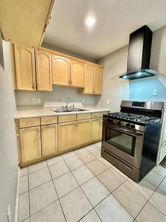 Building Photo - 5320 Lovell Ave