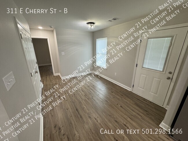 Building Photo - 311 E Cherry St