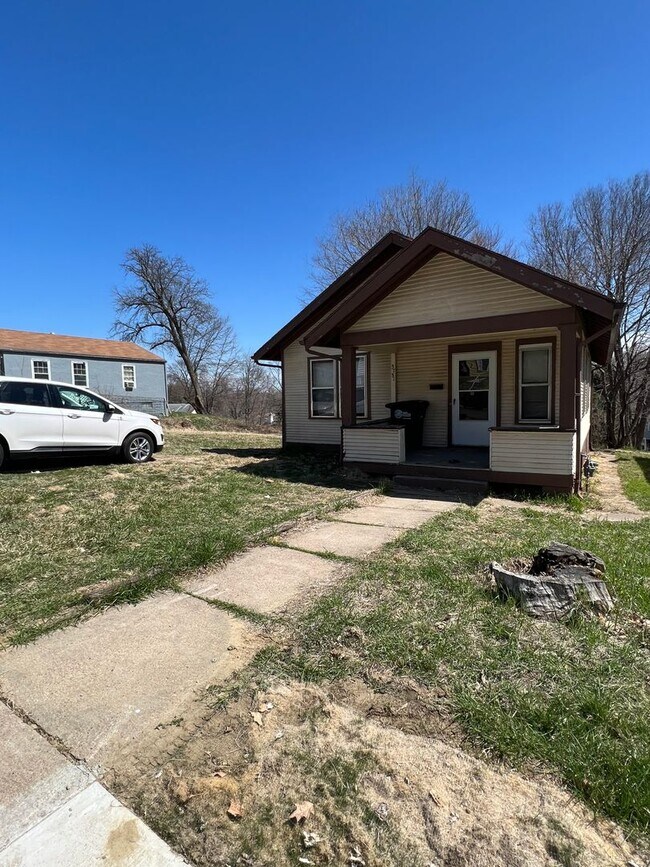 Foto del edificio - 2 bedroom 1 bath house. off street parking. $1000