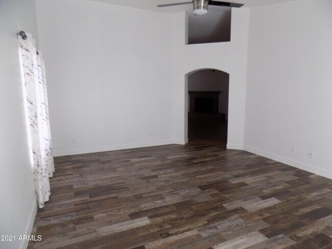 Building Photo - 2158 Longview Dr