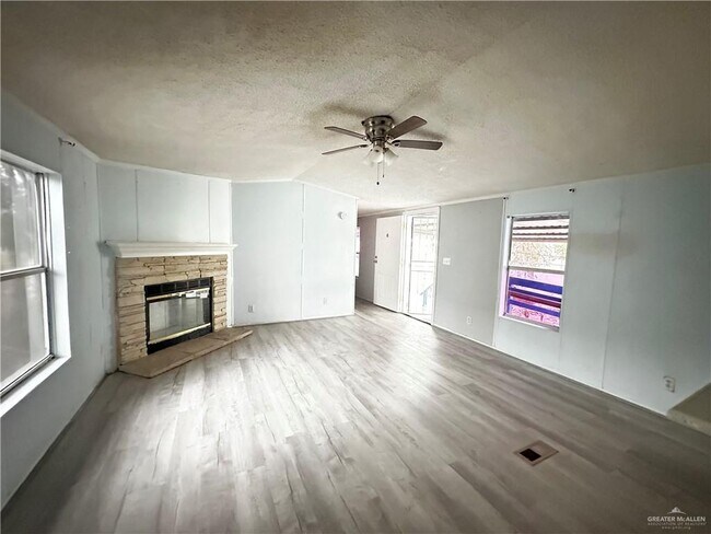 Building Photo - 613 Banyan Ave