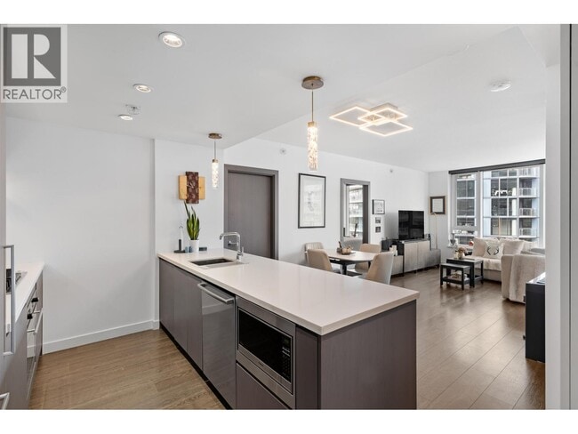 Building Photo - 68 Smithe St