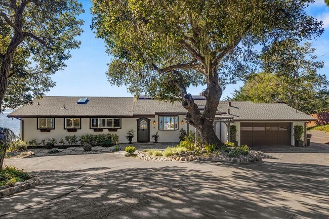 Foto del edificio - REDUCED PRICE Stunning Highlands Home Located in Carmel, CA!