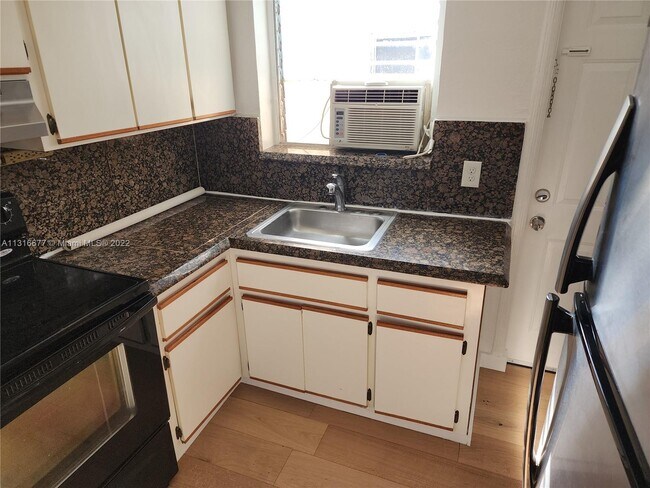 Building Photo - 2347 SW 16th Ct