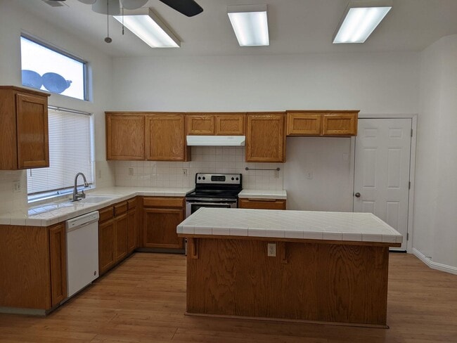 Foto del edificio - NW home offering plenty of amenities, clos...
