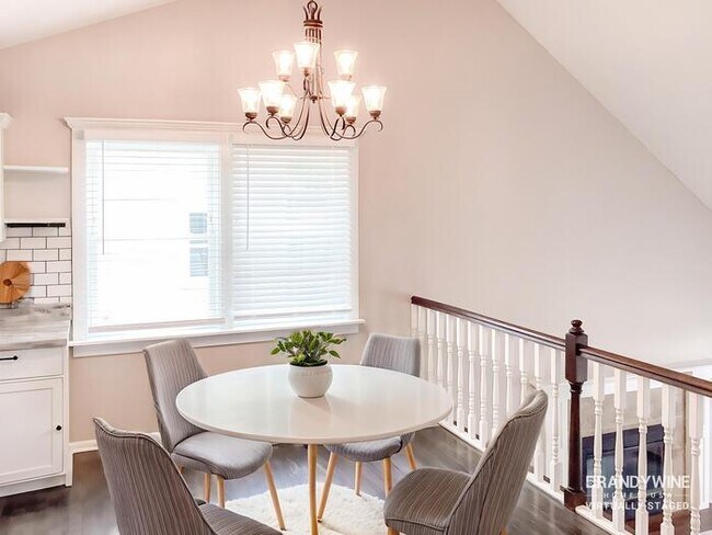 Building Photo - 105 Sumac St