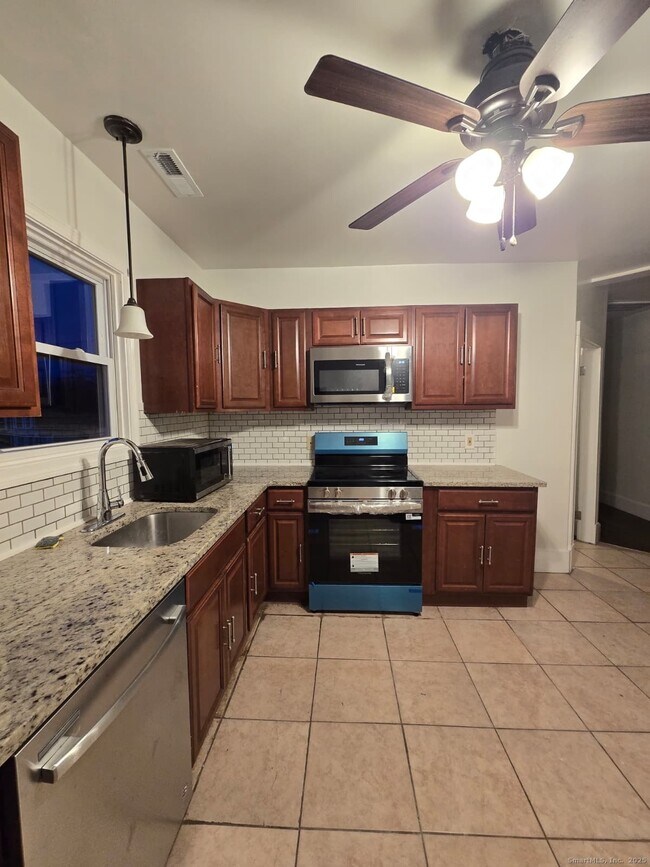 Building Photo - 75 Curtis St