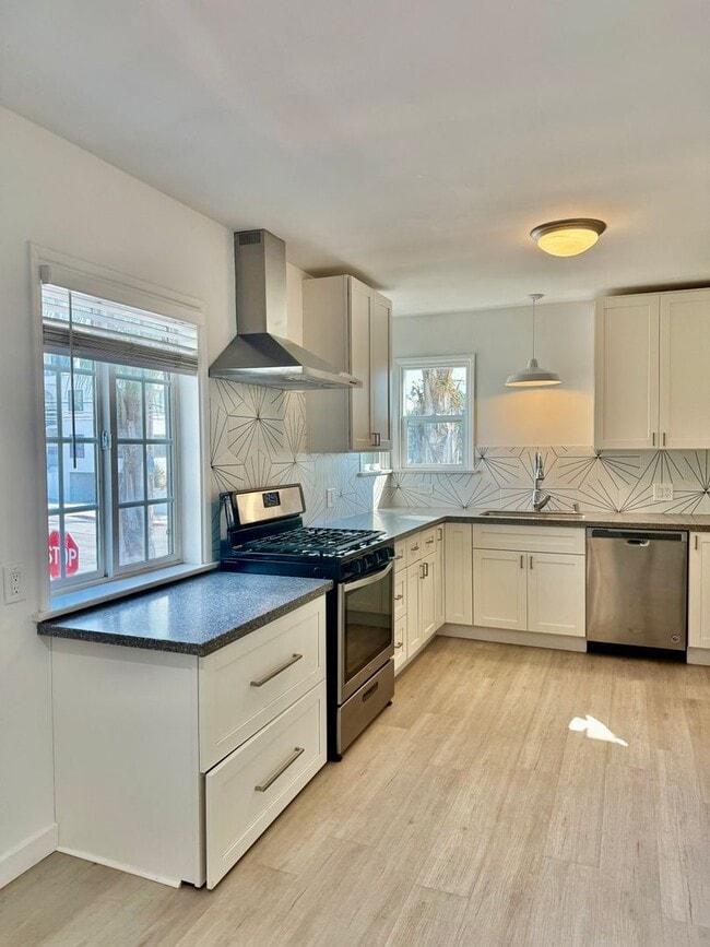 Building Photo - Fabulous 2 bedroom just steps to the BEACH!