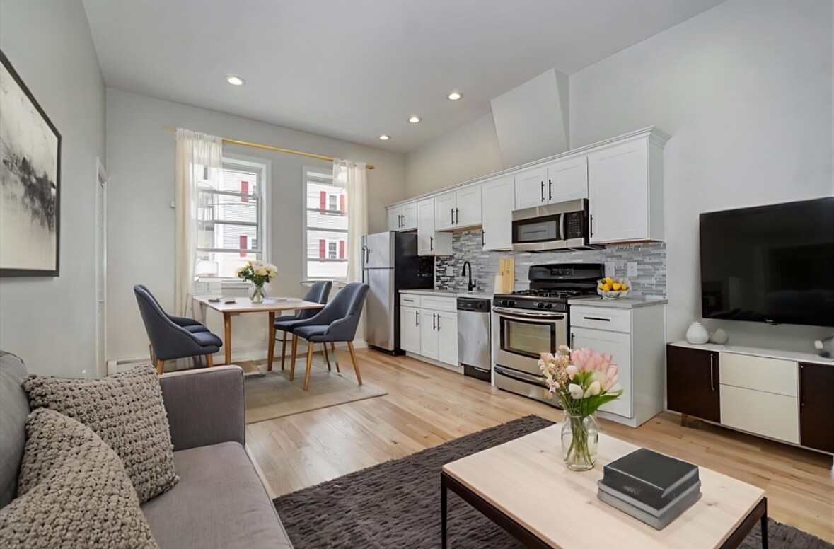 Foto principal - 136 W 6th St