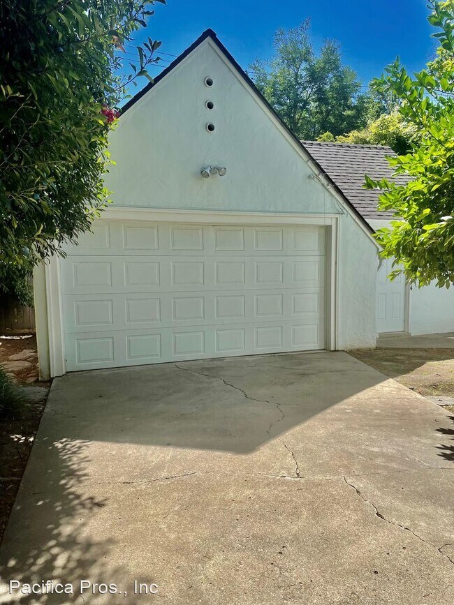 Foto del edificio - 2 br, 1 bath House - 2773 Land Park Drive