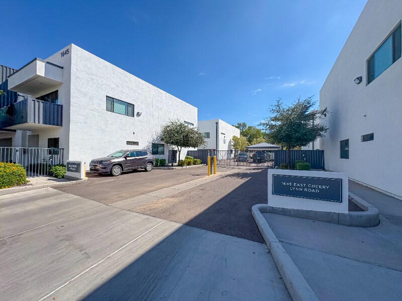 Foto principal - 1645 E Cheery Lynn Rd