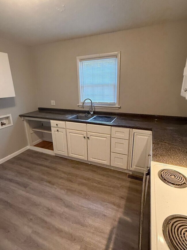 Foto del edificio - NEW RENTAL!  $1500 per month, Charming 3 bedroom, 1 bath House with fenced backyard! Heart of Sou...