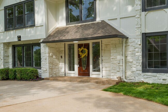 Building Photo - Beautifully Updated Luxury in Silver Chase...