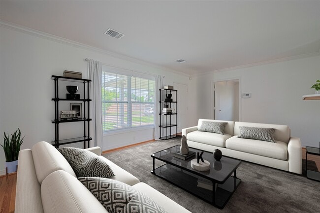 Foto del edificio - 3042 Oak Forest Dr