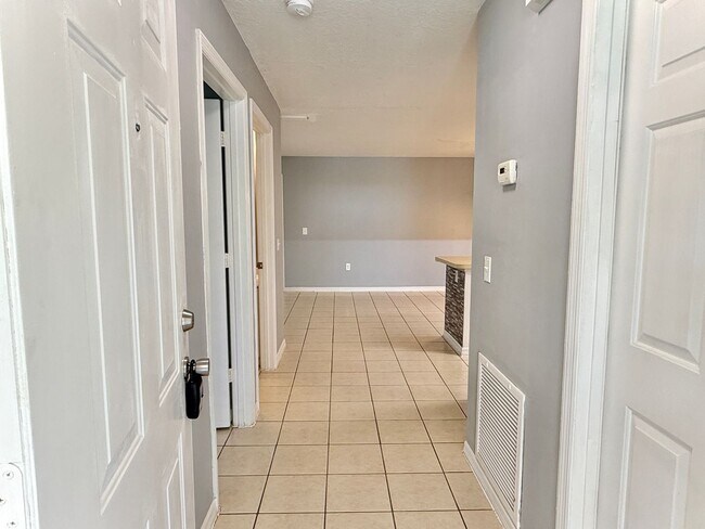 Foto del edificio - 2BR 2BA Updated Duplex in Sebastian Highlands