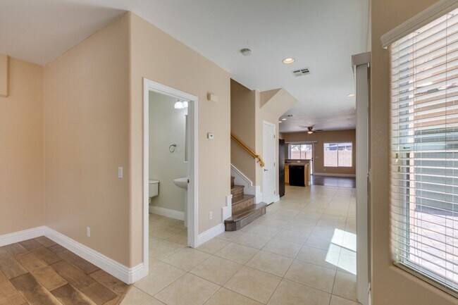Foto del edificio - Spacious & Beautiful 3-Bedroom Home in Gat...
