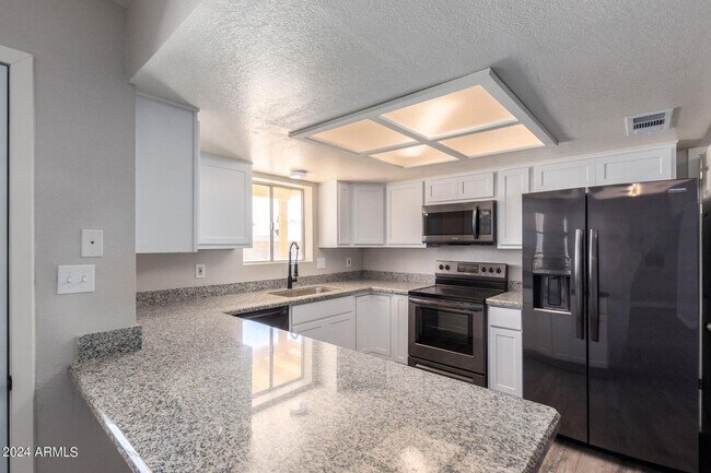 Building Photo - 3 bed, 3 bath Mesa home