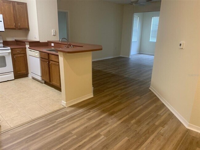 Foto del edificio - 8102 Lillies Way