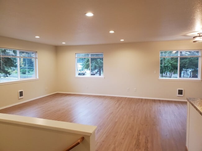 Building Photo - Newer Construction 2 Bedroom, 1 Bathroom, OREGON CITY Ready To Lease!
