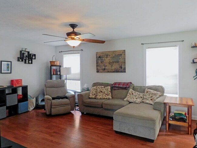 Foto del edificio - Colonial with Finished Basement and 2 Car ...