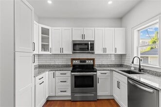 Building Photo - 15 1/2 Bayview Ave