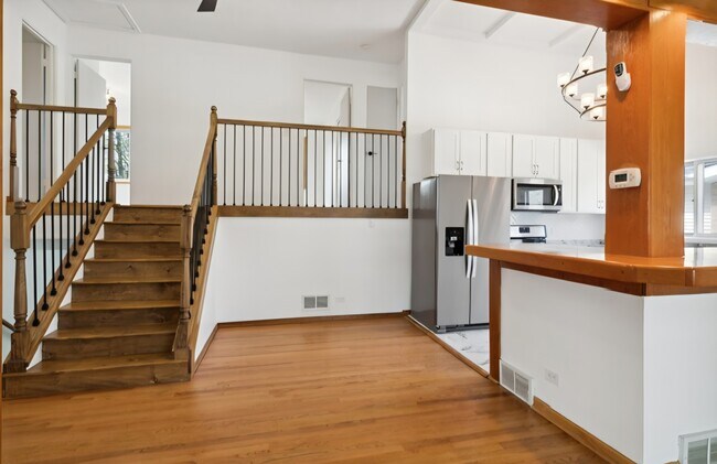 Building Photo - 403 E Lake Ave